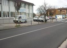 Mientras desayunan, se quedan con la acera