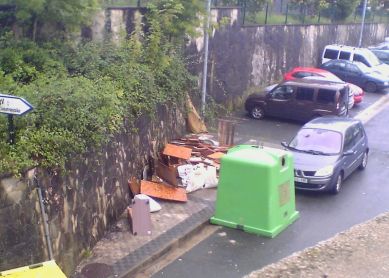 MINI VERTEDERO EN EL POLIGONO
