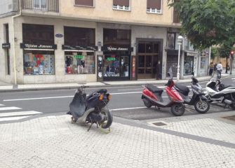 Moto en la acera sin multar