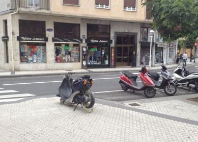 Moto en la acera sin multar