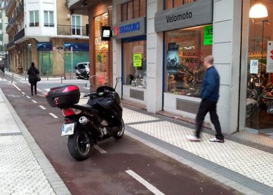 Moto obstaculizando Bide Gorri