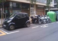 Motos aparcadas en zona residentes...