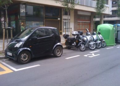 Motos aparcadas en zona residentes...
