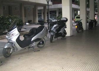 Motos en las aceras de Amara