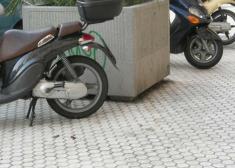 Motos sobre la acera