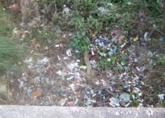 Mucha basura acumulada junto al colegio San Patricio
