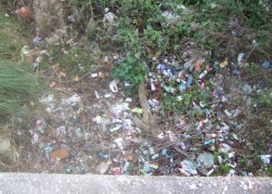 Mucha basura acumulada junto al colegio San Patricio
