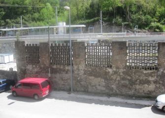 MURO ABANDONADO DE CEMENTO EN LA NUEVA ESTACION DE AÑORGA