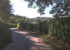 Muro de plástico en el Parque Natural del Pagoeta. Aia.  ¡Una pena!