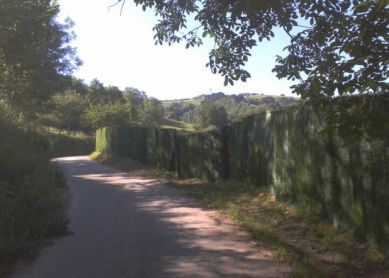 Muro de plástico en el Parque Natural del Pagoeta. Aia.  ¡Una pena!