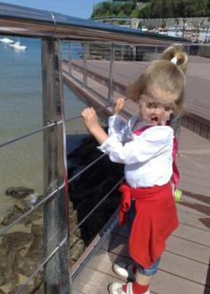 Niña, ¿a las rocas?