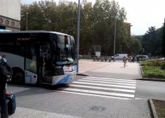 No cruce por delante de este autobús