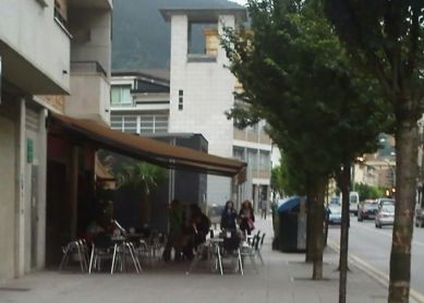 no podemos pasar por la acera