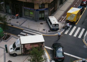 Obstáculos en acera y bidegorri