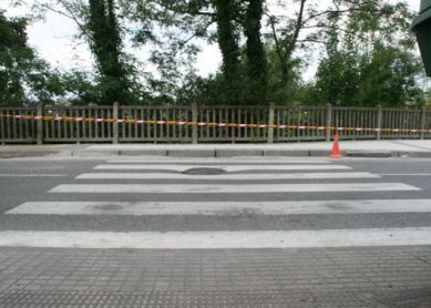 Olvidan el rebaje de la acera