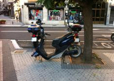 OTRA VEZ LA MOTO ENCIMA DE LA ACERA