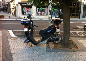 OTRA VEZ LA MOTO ENCIMA DE LA ACERA