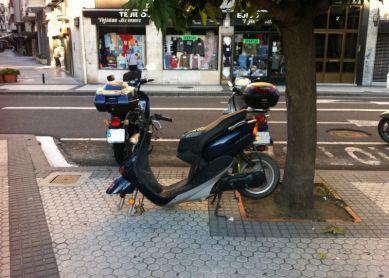 OTRA VEZ LA MOTO ENCIMA DE LA ACERA