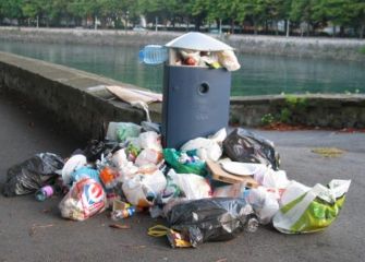 Papeleras desbordadas