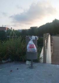 PAPELERAS EN LA PASARELA A CRISTINA ENEA DESDE RIBERAS