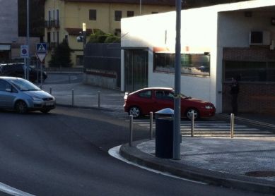 Parada del 33/40 frente al Diario Vasco no tiene papelera