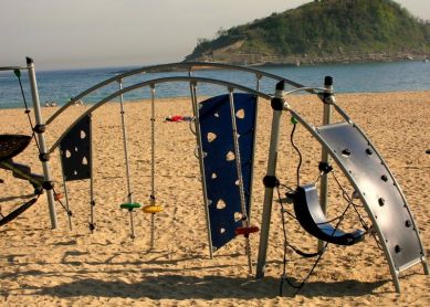 Parque infantil en la playa Zurriola