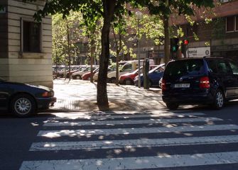 Paso de cebra con árbol en Errondo