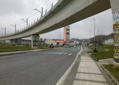 Paso de cebra + parada de autobús con nula señalización e iluminación y falta de badenes