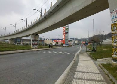 Paso de cebra + parada de autobús con nula señalización e iluminación y falta de badenes