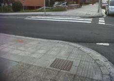 Paso de peatones a medias en Intxaurrondo