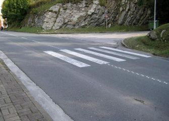 paso de peatones, niños y el lobby municipal