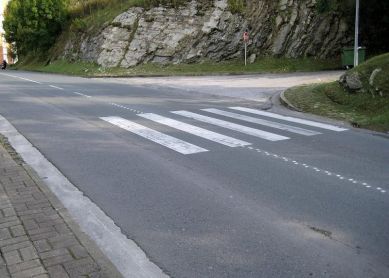 paso de peatones, niños y el lobby municipal