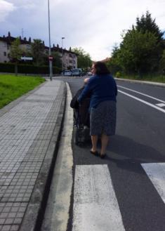 Paso sin rebajar - sillas de ruedas en peligro de atropellamiento