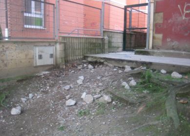 Pedruscos en el parque infantil