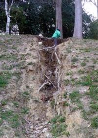 PELIGRO DE DESPRENDIMIENTO EN UNA ZONA DE COLEGIOS