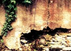 Peligro derrumbé muro paseo de la fe