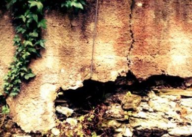 Peligro derrumbé muro paseo de la fe