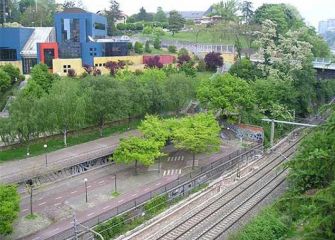 Personas durmiendo en un parque