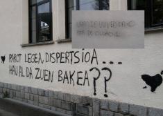 Pintadas en fachadas y mobilario público y privado