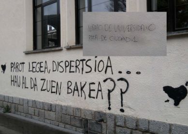 Pintadas en fachadas y mobilario público y privado