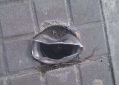 PIVOTE CON  ARISTAS VIVAS, EN BAJADA DE COLEGIO PUBLICO ALTZA