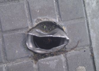 PIVOTE CON  ARISTAS VIVAS, EN BAJADA DE COLEGIO PUBLICO ALTZA