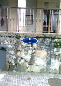 Placas de calles tachadas