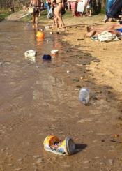 Playa de la Concha, bandera azul oscuro, casi negro.