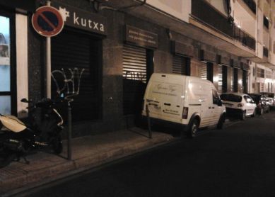 Porque me tengo que bajar de la acera?