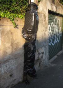 Postes forrados de plástico en Calzada Vieja