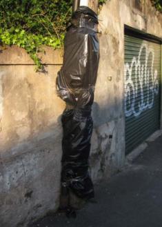 Postes forrados de plástico en Calzada Vieja
