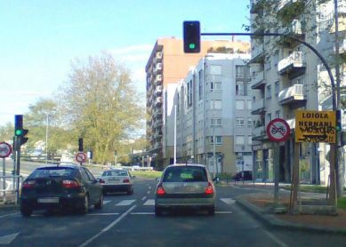 ¿Prohibido ir en moto por la A8 ?