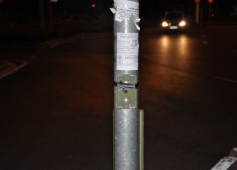 Pulsador paso de peatones estropeado