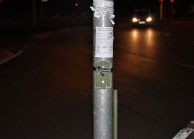 Pulsador paso de peatones estropeado